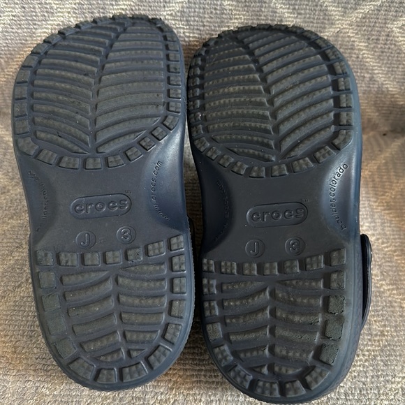 Croc classics- Like new- navy blue boys - Picture 3 of 5